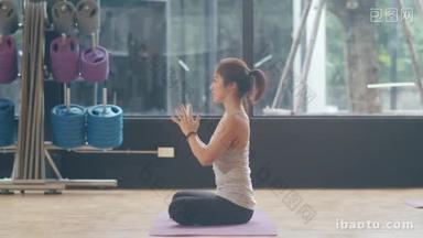 年轻有魅力的亚洲运动员和教练一起练习瑜伽。在健身室锻炼健康生活方式的亚洲妇女群体。<strong>体育</strong>活动、体操或芭蕾舞班.
